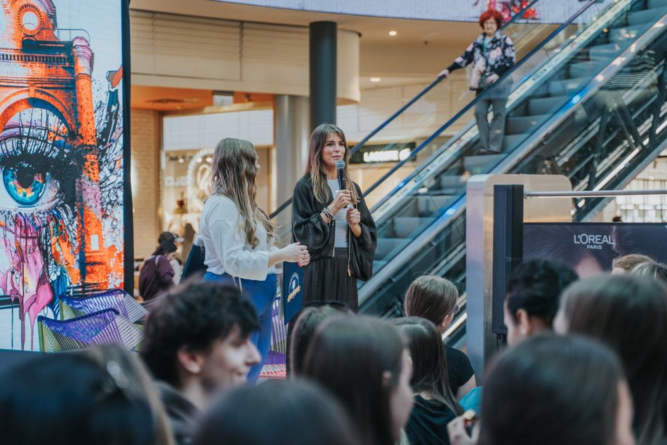 Łódź. Rekord malowania ust w Manufakturze w Łodzi pobity! Byłaś? Znajdź się na zdjęciach!