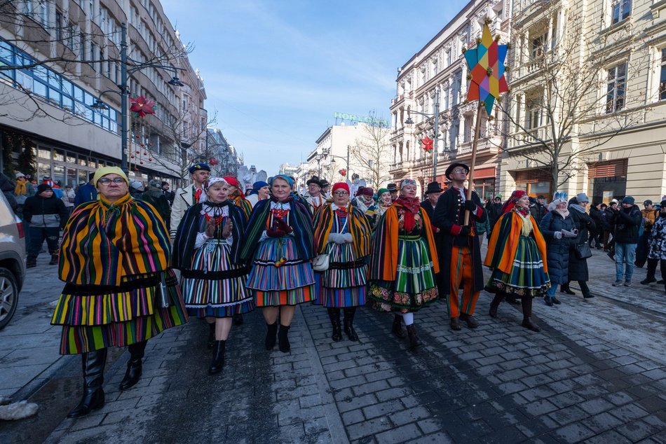 Łódź. Orszak Trzech Króli przeszedł ulicami Łodzi. Radosny pochód przyciągnął tłumy