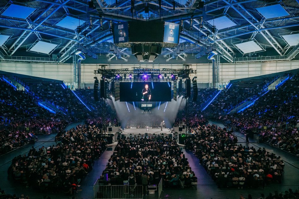 Rafał Pacześ wystąpił w Atlas Arenie. Salwy śmiechu wywołał program „Prokura Tour’a”