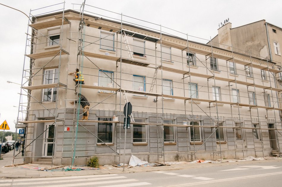 Rewitalizacja przy Tuwima. Niepozorna kamienica już cała w rusztowaniach!