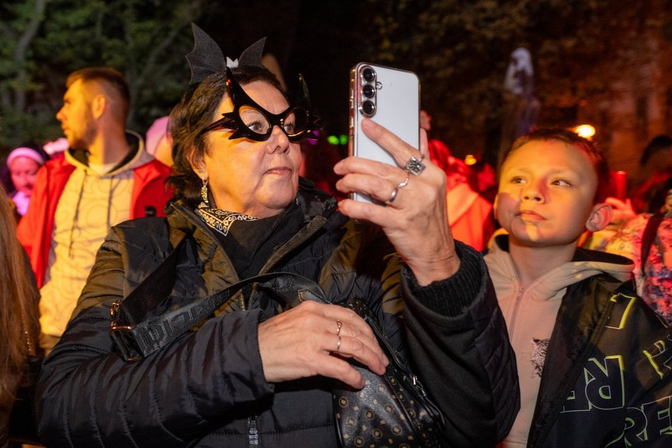 Łódź. Halloweenowa parada przeszła Piotrkowską w Łodzi. Tłumy duchów, czarownic i zombie!