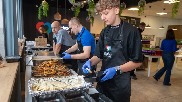 Wielkie gotowanie na Miejską Wigilię w Łodzi. Aż 450 litrów barszczu, 500 kg karpia i więcej [ZDJĘCIA]