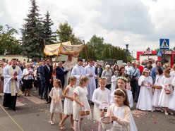 Łódź. Procesja Bożego Ciała na Widzewie w Łodzi. Wierni przeszli ulicami miasta