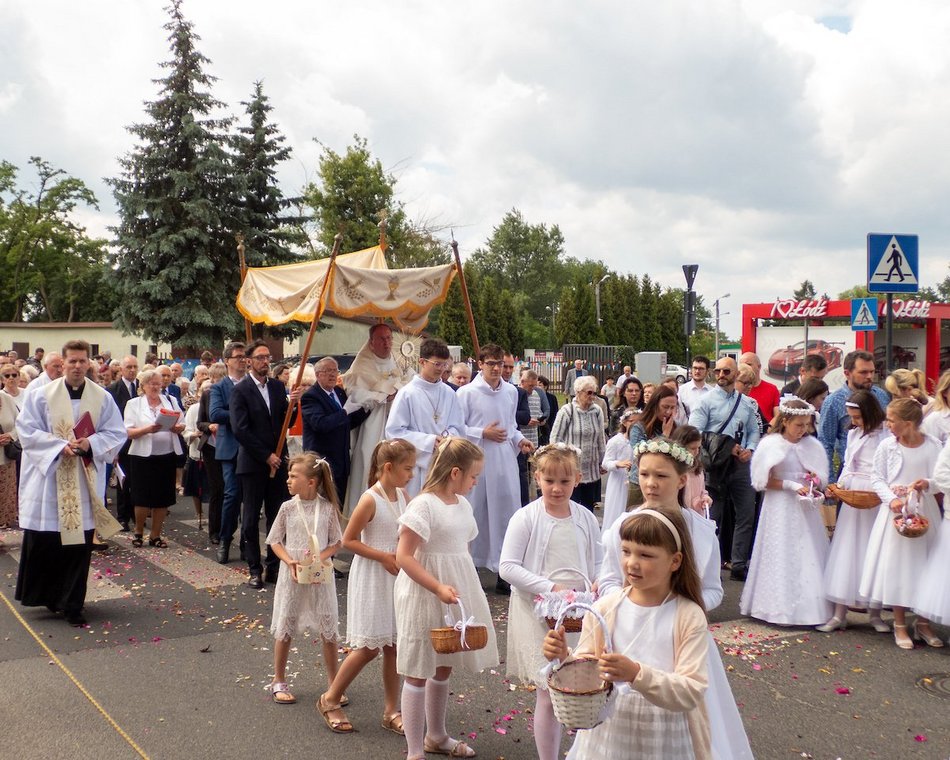 Łódź. Procesja Bożego Ciała na Widzewie w Łodzi. Wierni przeszli ulicami miasta