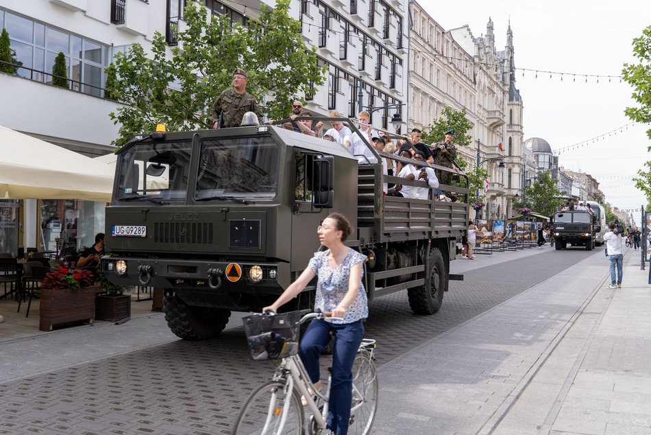 Parada na Piotrkowskiej przed meczem Marcina Gortata z NATO