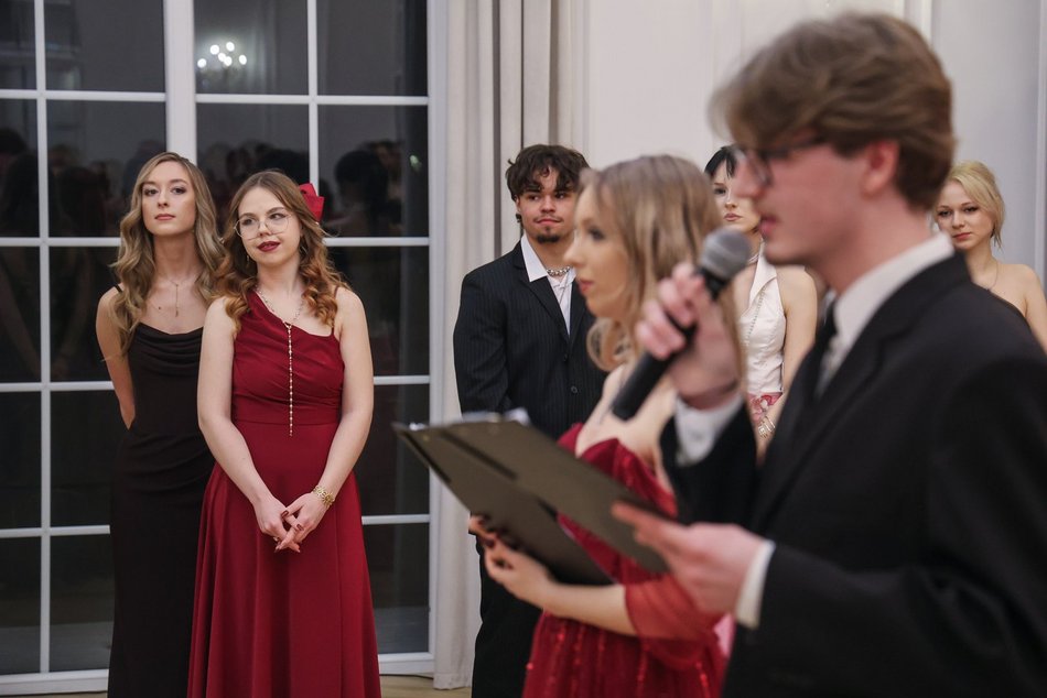 Łódź. Studniówka II LO w Łodzi. Wspaniali maturzyści świętowali w Pałacu Skotniki