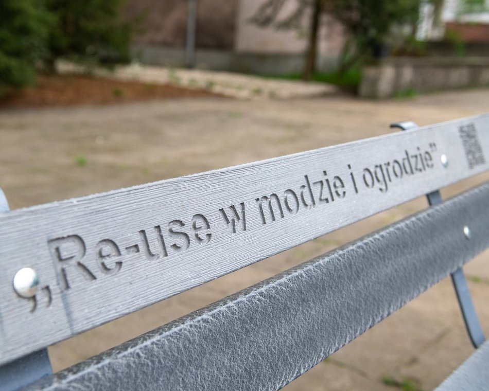 Łódź. Nietypowy ogród w XXIII LO w Łodzi. Powstał z materiałów z recyklingu