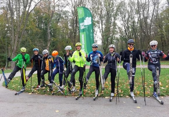 Jesienne szaleństwo na nartorolkach w Łodzi. Odkryj park na Zdrowiu z nowej perspektywy