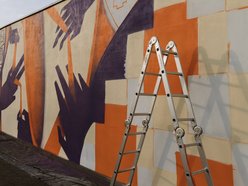 Łódź. Nowy mural na Lumumbowie w Łodzi. Studenci zostawili na ścianie swój ślad i to dosłownie