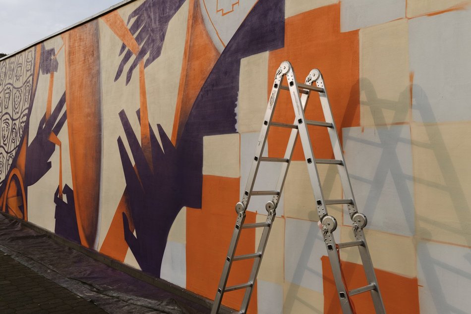 Łódź. Nowy mural na Lumumbowie w Łodzi. Studenci zostawili na ścianie swój ślad i to dosłownie