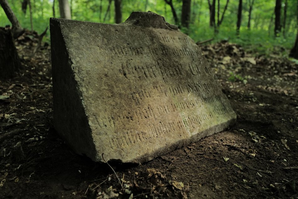 Łódź. Ludzkie kości i nagrobki w Parku Zbójnickim w Łodzi. Niezwykłe odkrycia archeologów z UŁ
