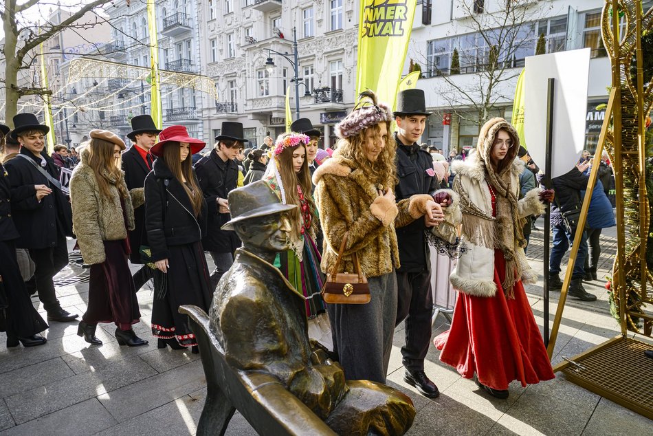 Łódź. Polonez dla Łodzi. Tłumy maturzystów zatańczyły na Piotrkowskiej. Razem z nimi łodzianie!