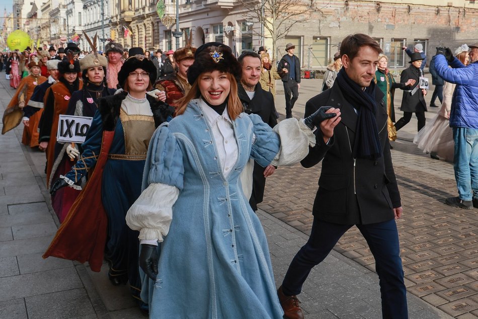 Łódź. Polonez dla Łodzi. Tłumy maturzystów zatańczyły na Piotrkowskiej. Razem z nimi łodzianie!