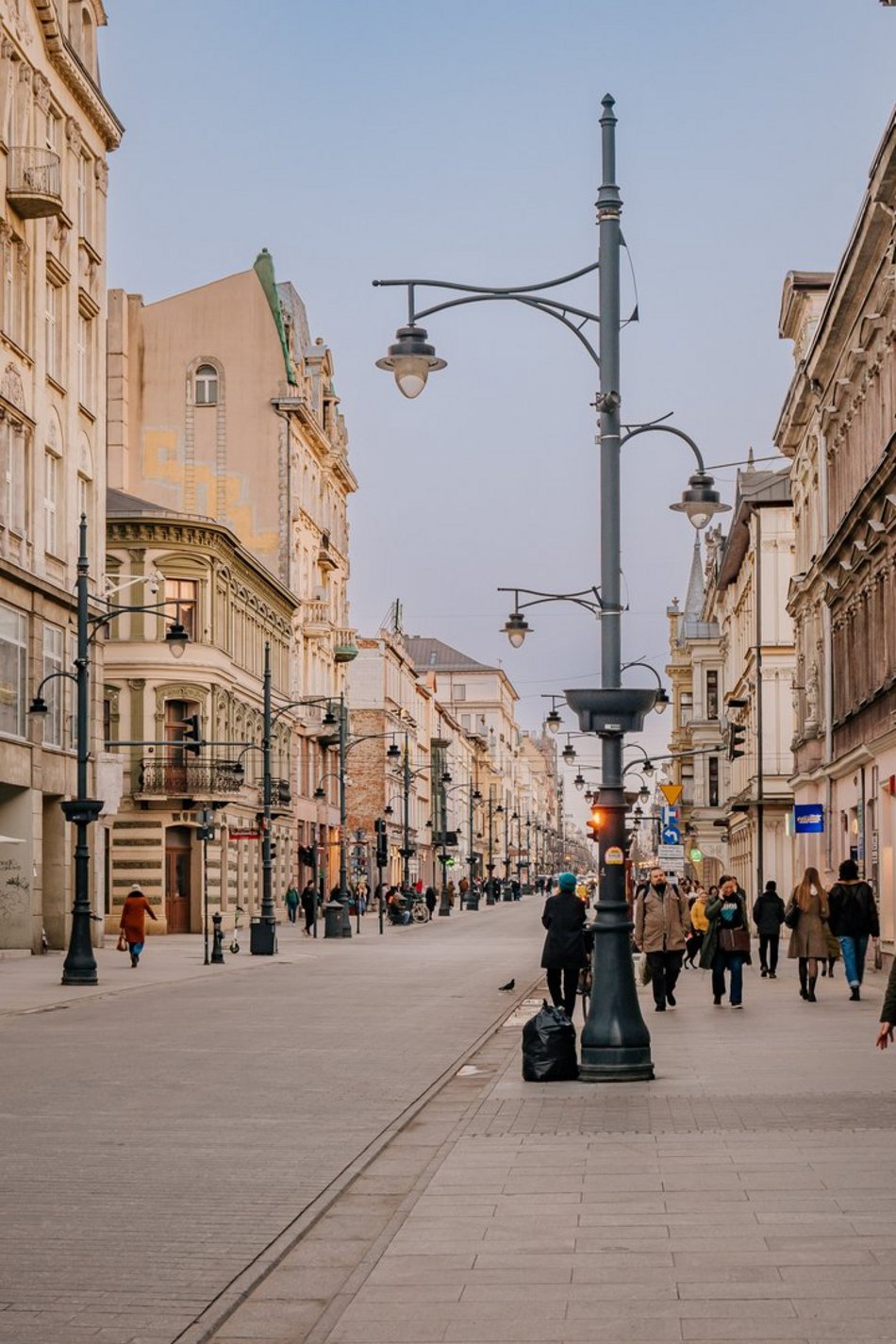 miasto po zmroku