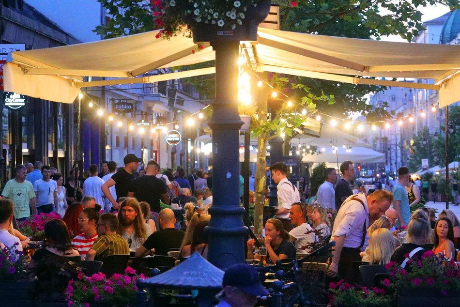 Tłumy na ulicy Piotrkowskiej w Łodzi