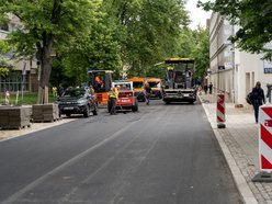 Remont Brzeźnej dobiega końca. Wylali już nowy asfalt