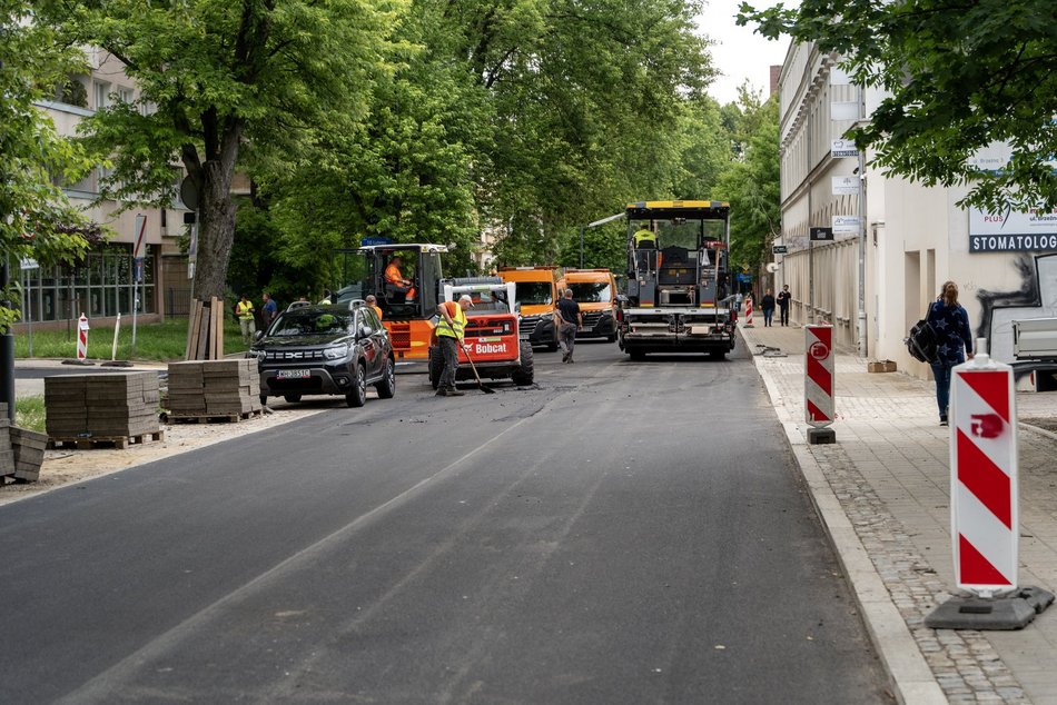 Remont Brzeźnej dobiega końca. Wylali już nowy asfalt