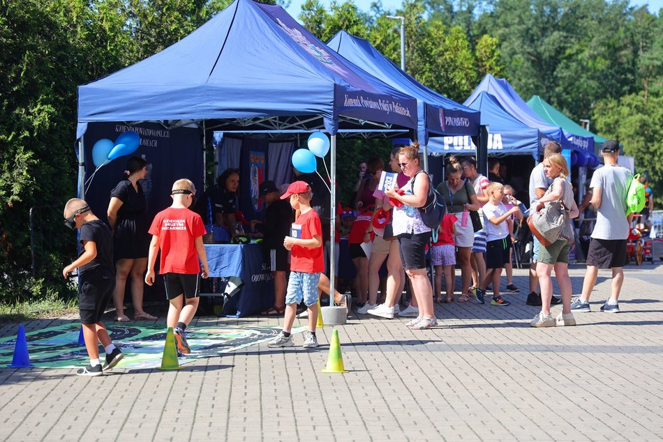 Piknik rodzinny "Bezpieczne wakacje z mundurem" pod Atlas Areną