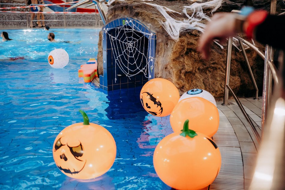 Łódź. Halloween w Aquaparku Fala. Upiorna muzyka, niespodzianki i pływający kościotrup!