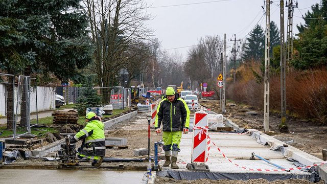 Remont Biegunowej w Łodzi. Nowa podbudowa drogi, krawężniki i płyty postojowe dla MPK Łódź [ZDJĘCIA]