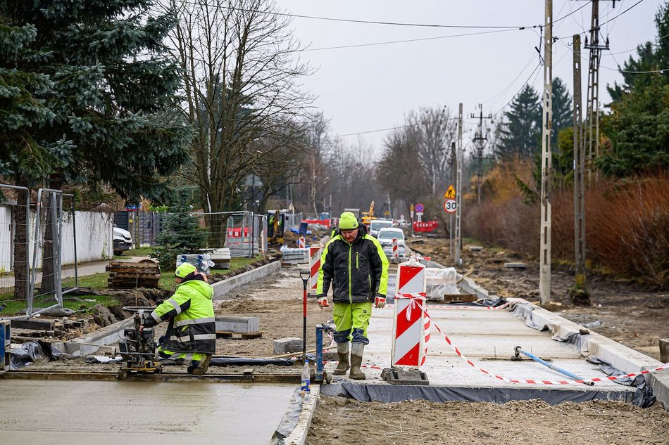Łódź. Nowa podbudowa drogi, krawężniki i płyty postojowe dla MPK Łódź na Biegunowej