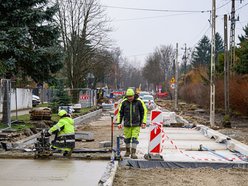 Łódź. Nowa podbudowa drogi, krawężniki i płyty postojowe dla MPK Łódź na Biegunowej