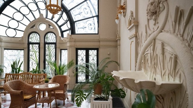 Tajemnice ukrytych fontann i zdrojów w Łodzi. Lwie głowy i szklane kaskady w pałacach fabrykantów