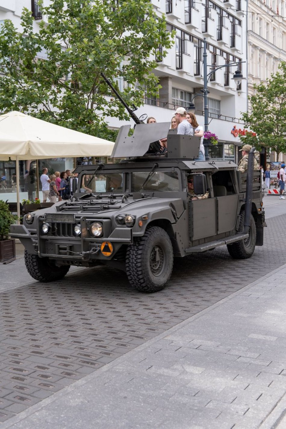 Parada na Piotrkowskiej przed meczem Marcina Gortata z NATO