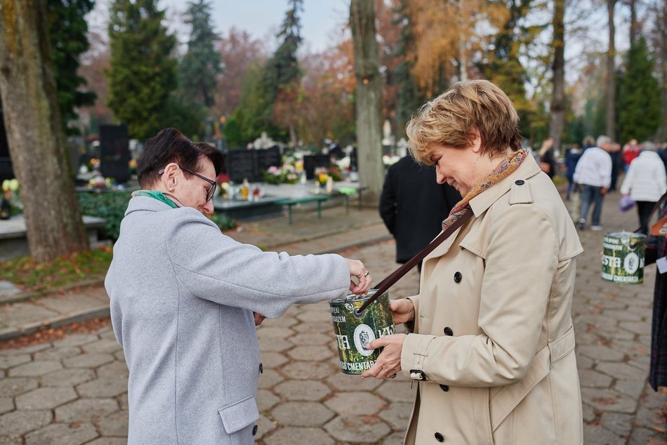 ludzie kwesta cmentarz