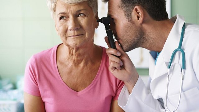 Darmowe badania słuchu dla seniorów w Łodzi. Zrób sobie prezent z okazji Dnia Babci i Dziadka