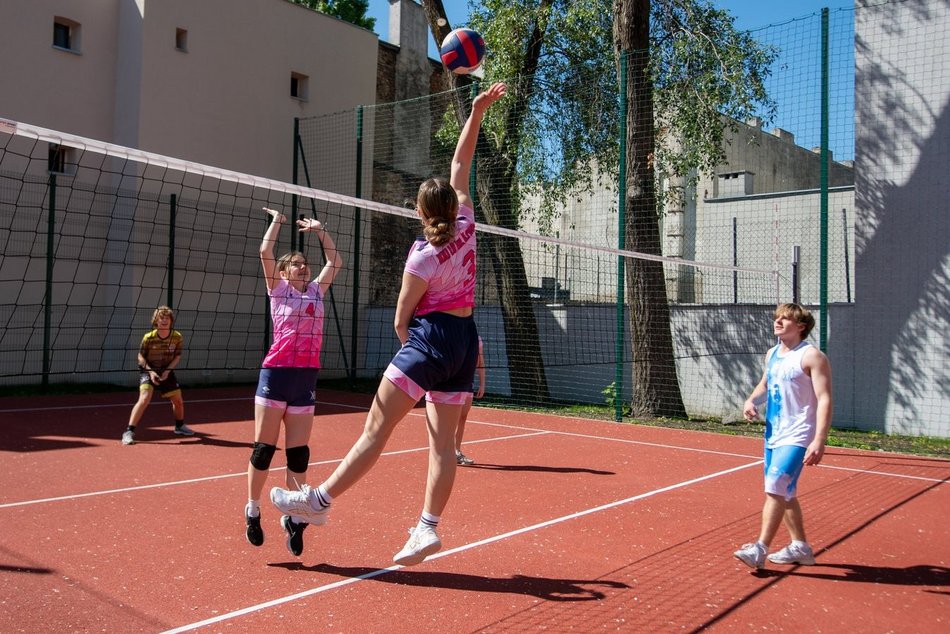 Nowe boisko w liceum przy Kopernika w Łodzi. Huczne otwarcie!