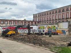 Łódź. Nowy supermarket w centrum Łodzi. Dwupiętrowy sklep stanie obok akademika BaseCamp