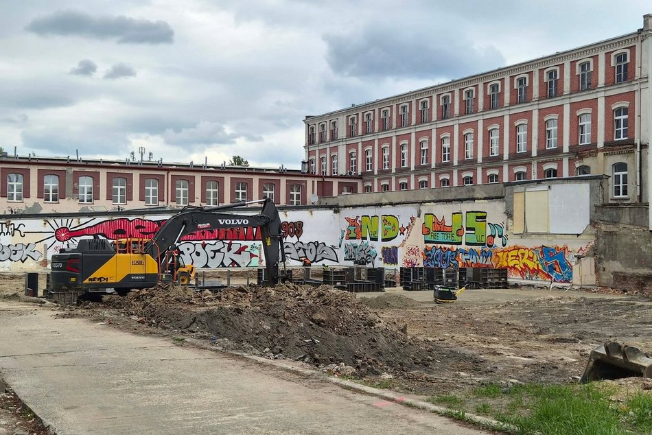 Łódź. Nowy supermarket w centrum Łodzi. Dwupiętrowy sklep stanie obok akademika BaseCamp