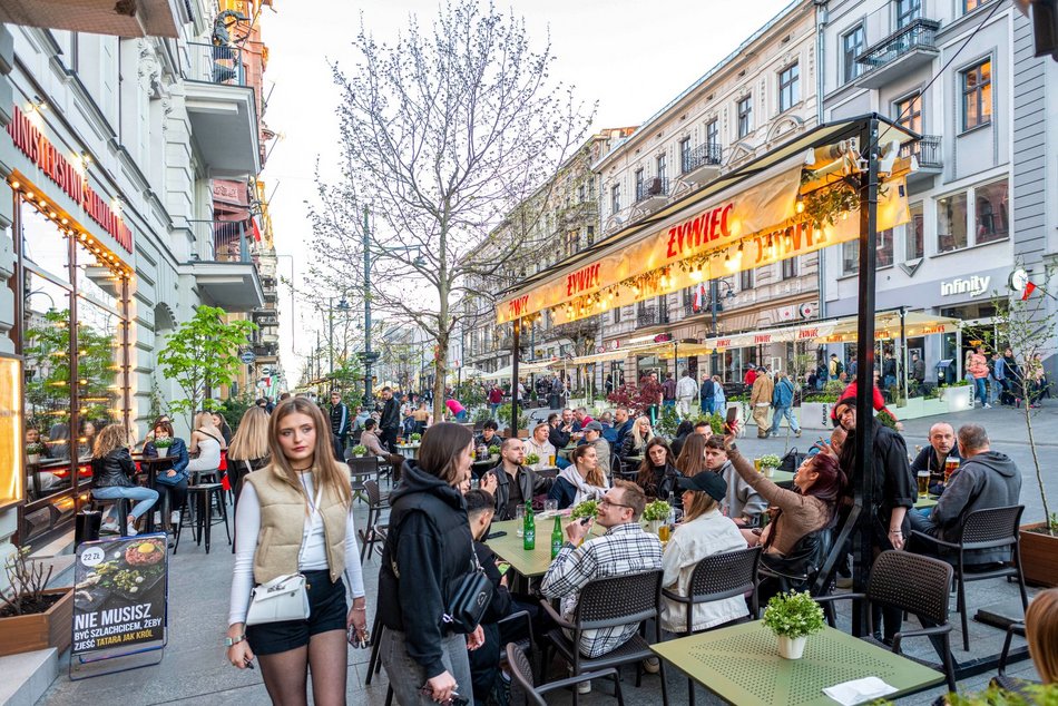 Łódź. Majówka na Piotrkowskiej w Łodzi. Tłumy spacerowiczów od rana do wieczora!