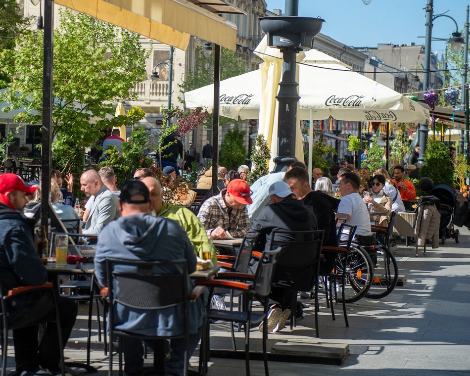 Łódź. Tłumy łodzian w ogródkach na Piotrkowskiej. Tam już czuć majówkę! [ZDJĘCIA]