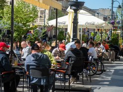 Łódź. Tłumy łodzian w ogródkach na Piotrkowskiej. Tam już czuć majówkę! [ZDJĘCIA]