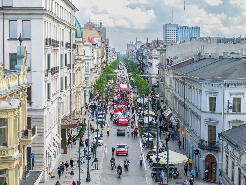 Łódź. Juwenalia 2025 w Łodzi. Kolorowy pochód studentów przeszedł Piotrkowską!