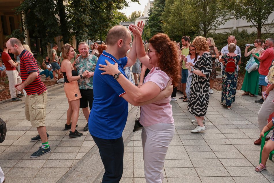 Łódź. Niedzielna potańcówka przy Piotrkowskiej. Łodzianie potrafią się bawić!