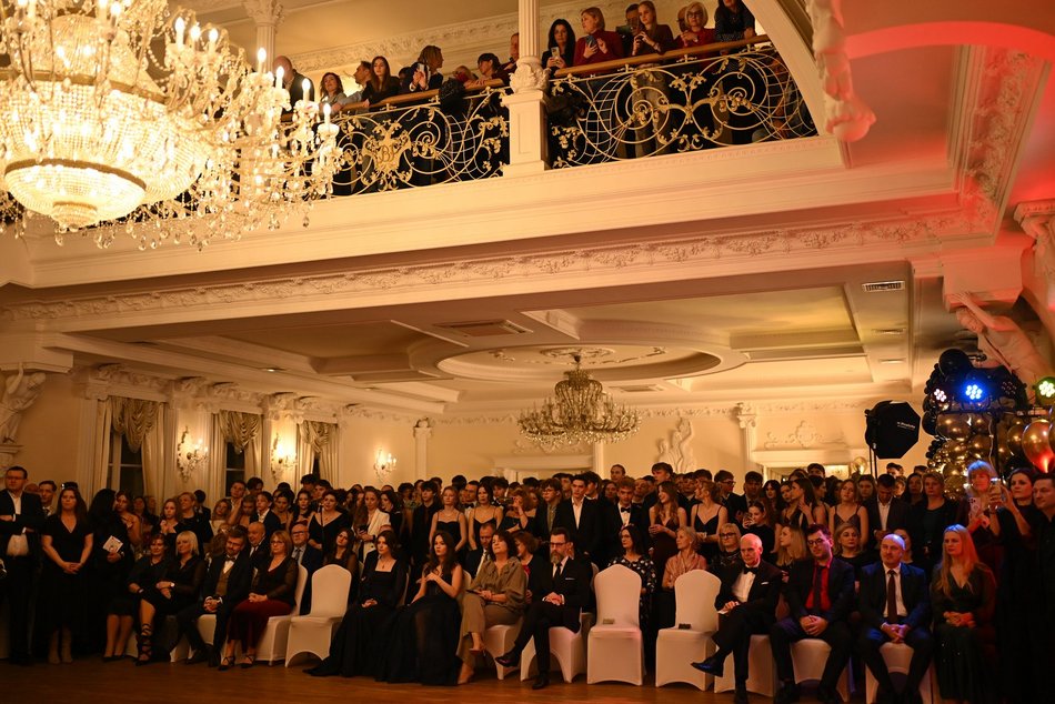 Studniówka III LO w Łodzi. Szyk i elegancja w Białym Pałacu