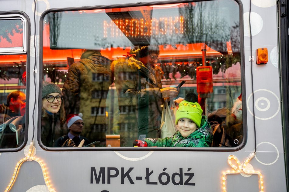 Łódź. Mikołajkowy tramwaj MPK Łódź już pędzi po mieście! Zobacz, jak się prezentuje