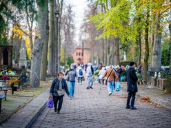 Łodzianie już na Starym Cmentarzu w Łodzi. Tak odwiedzają bliskich