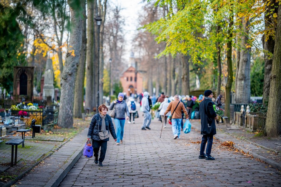 Łodzianie już na Starym Cmentarzu w Łodzi. Tak odwiedzają bliskich