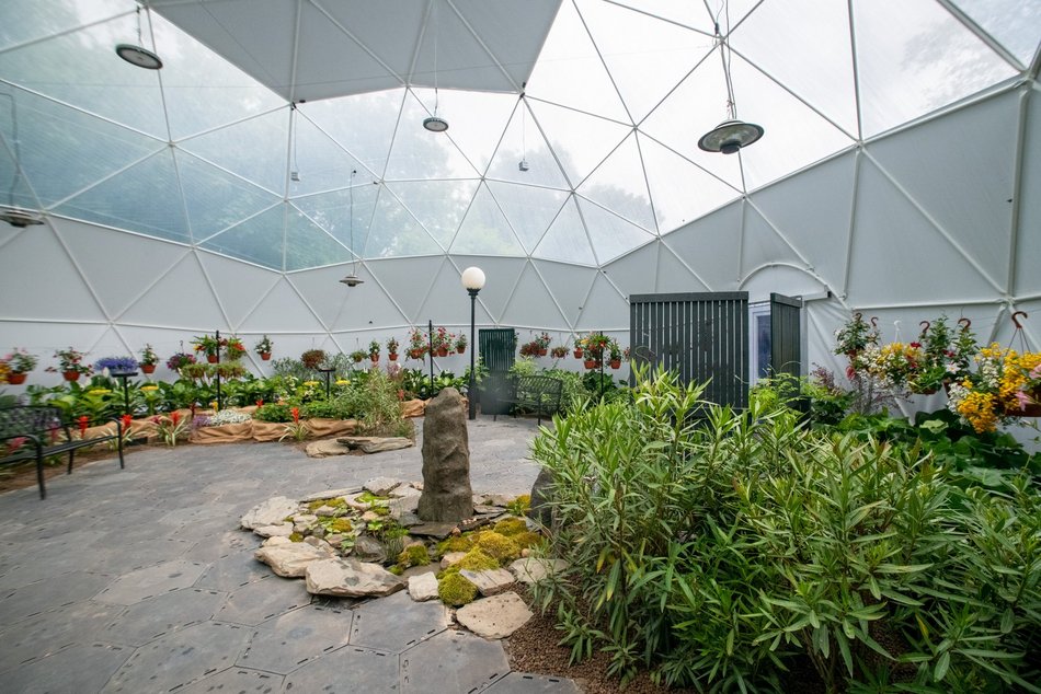 Motylarnia w Orientarium Zoo Łódź - motyle i odwiedzający w motylarni