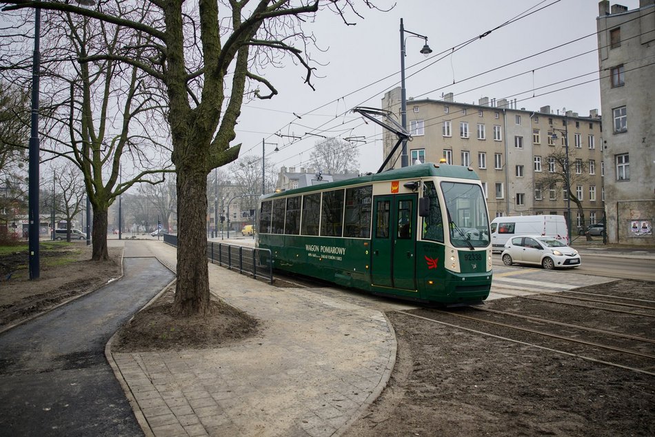 tramwaj na ulicy z lotu ptaka