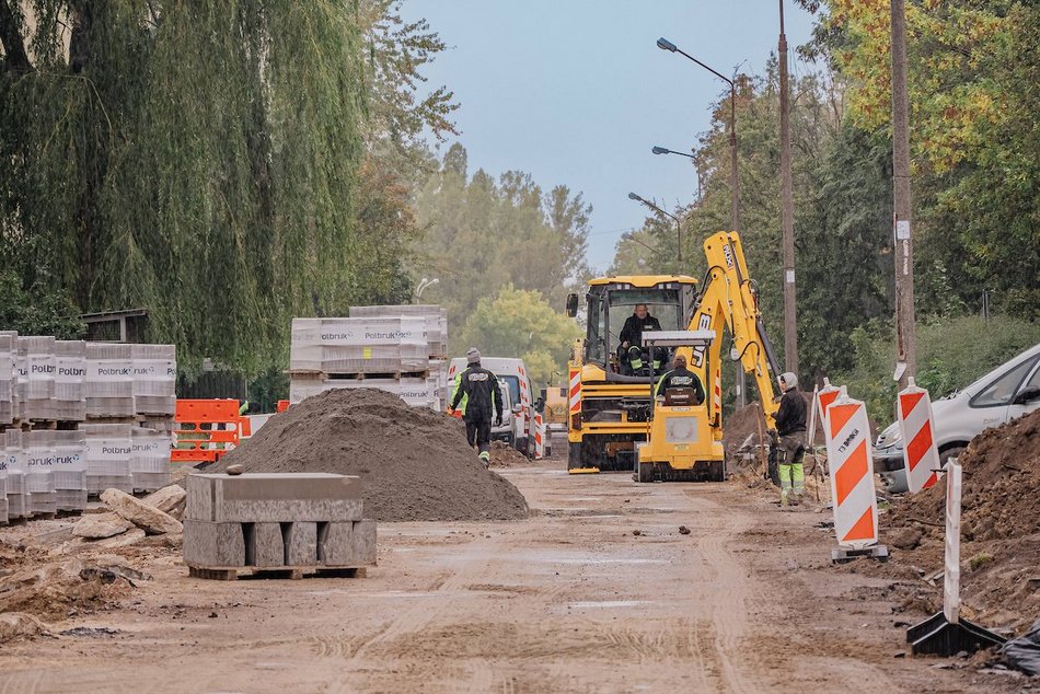 Łódź. Trwa budowa nowej nawierzchni na Gandhiego