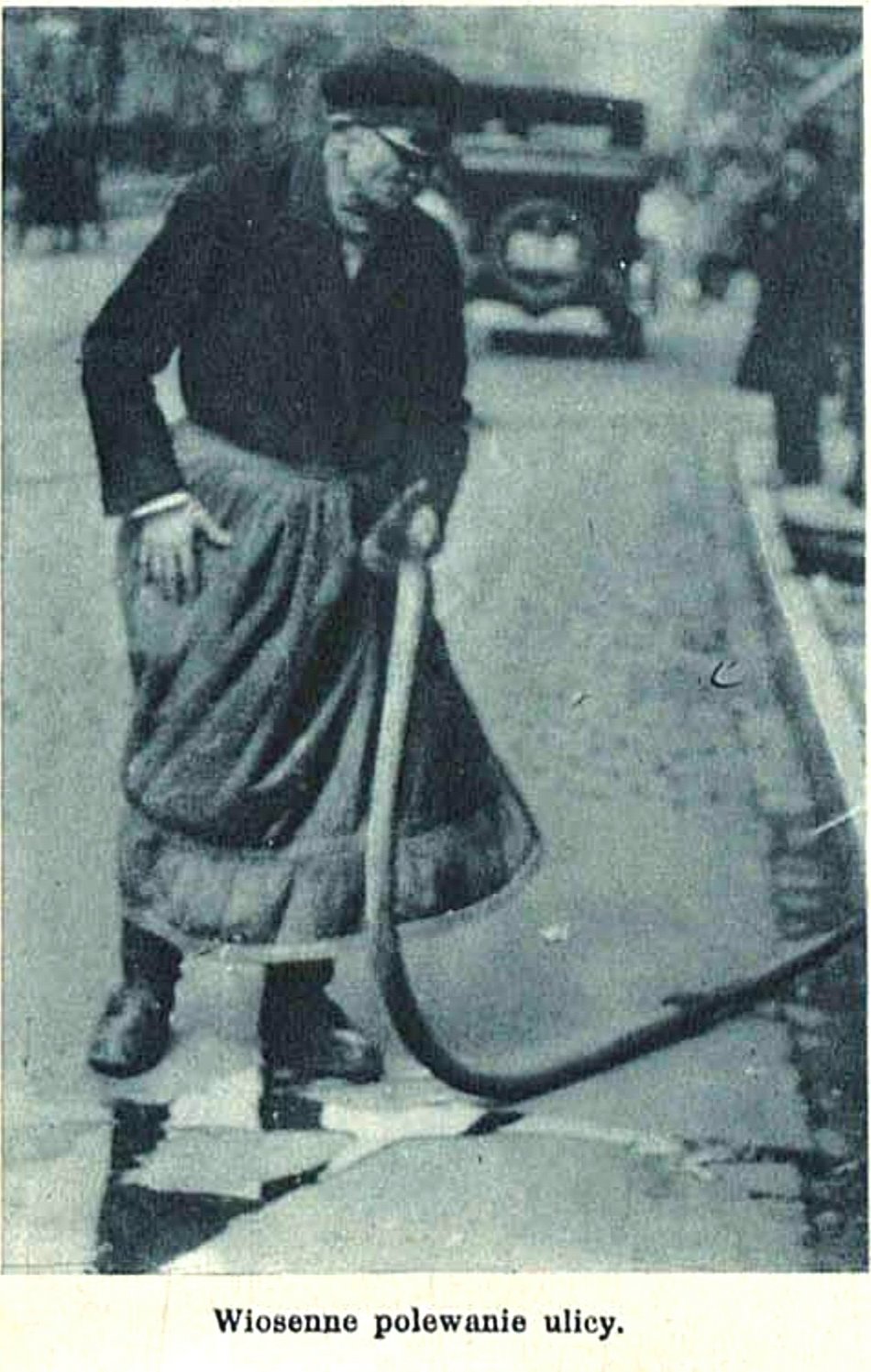 Dozorca myje ulicę