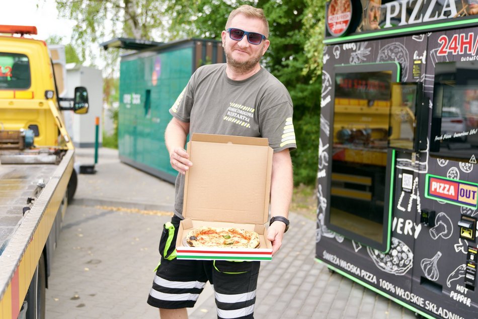 Pierwszy automat z pizzą w Łodzi stanął na Retkini