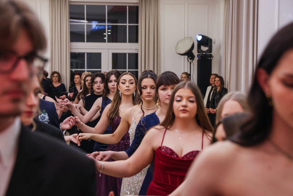 Łódź. Studniówka II LO w Łodzi. Wspaniali maturzyści świętowali w Pałacu Skotniki