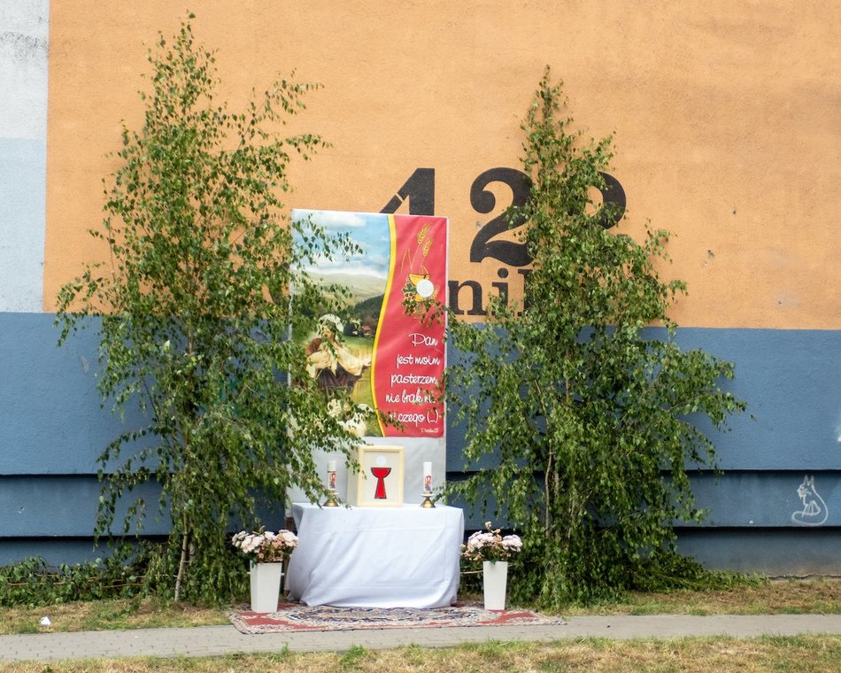 Łódź. Procesja Bożego Ciała na Widzewie w Łodzi. Wierni przeszli ulicami miasta