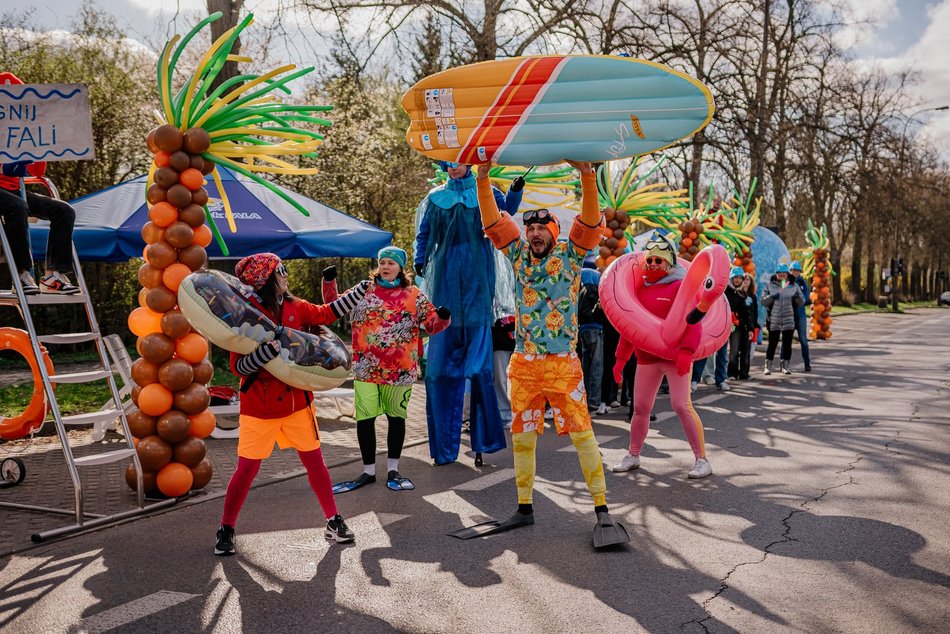 Strefa kibica Aquaparku Fala na DOZ Maraton Łódź 2025. Zobacz, jak łodzianie dopingowali biegaczy!